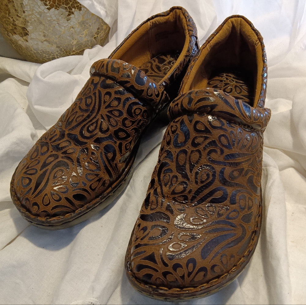 BOC Classic Brown Tooled Leather clogs sz 10 shoes Nurse Teacher
